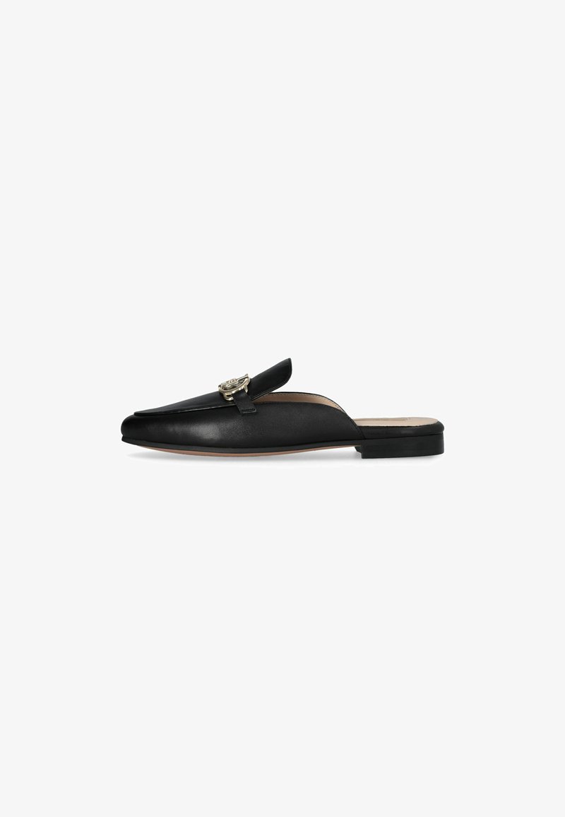 Chaussure slip-on en cuir noir avec un bout pointu, comportant un accent décoratif en argent et un petit talon. Texture lisse, design minimaliste.