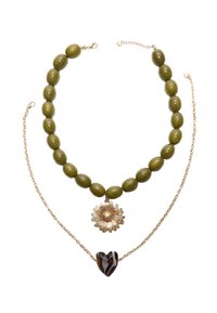 Collana di perle verdi con catena dorata, presenta un pendente floreale e un accentuazione in pietra a forma di cuore. Texture liscia con dettagli metallici lucidi.