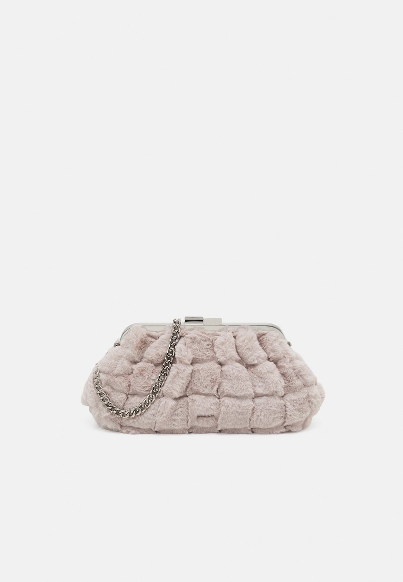 Borsa a mano in peluche rosa chiaro, con una texture trapuntata, dotata di una catena in argento e una chiusura a scatto nella parte superiore. Tessuto morbido, forma arrotondata.
