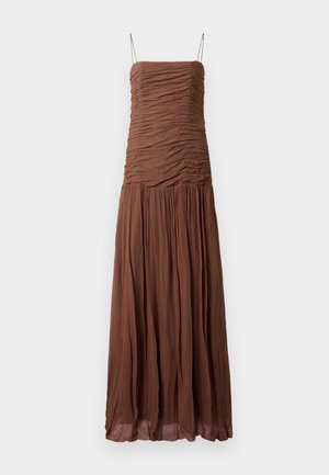Brown maxi dress made of textured fabric. Features a ruched bodice and flowing skirt, with thin adjustable straps and a straight neckline.