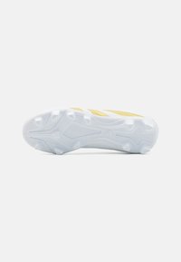 adidas Performance PREDATOR CLUB FXG UNISEX - Botines de fútbol para terreno firme - footwear white/gold metallic