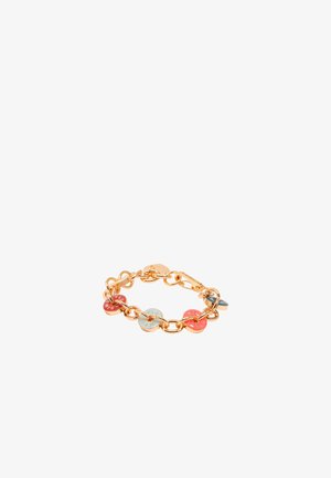 Pulsera de cadena en tono dorado que presenta etiquetas redondas coloridas en rosa, azul y coral con letras grabadas, mostrando un diseño moderno.