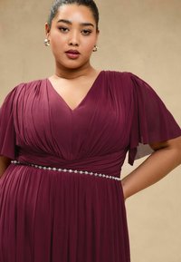 Lipsy PLUS SIZE FIT - SHORT SLEEVE PEARL TRIM BRIDESMAID - Abiti per occasioni speciali - burgundy red
