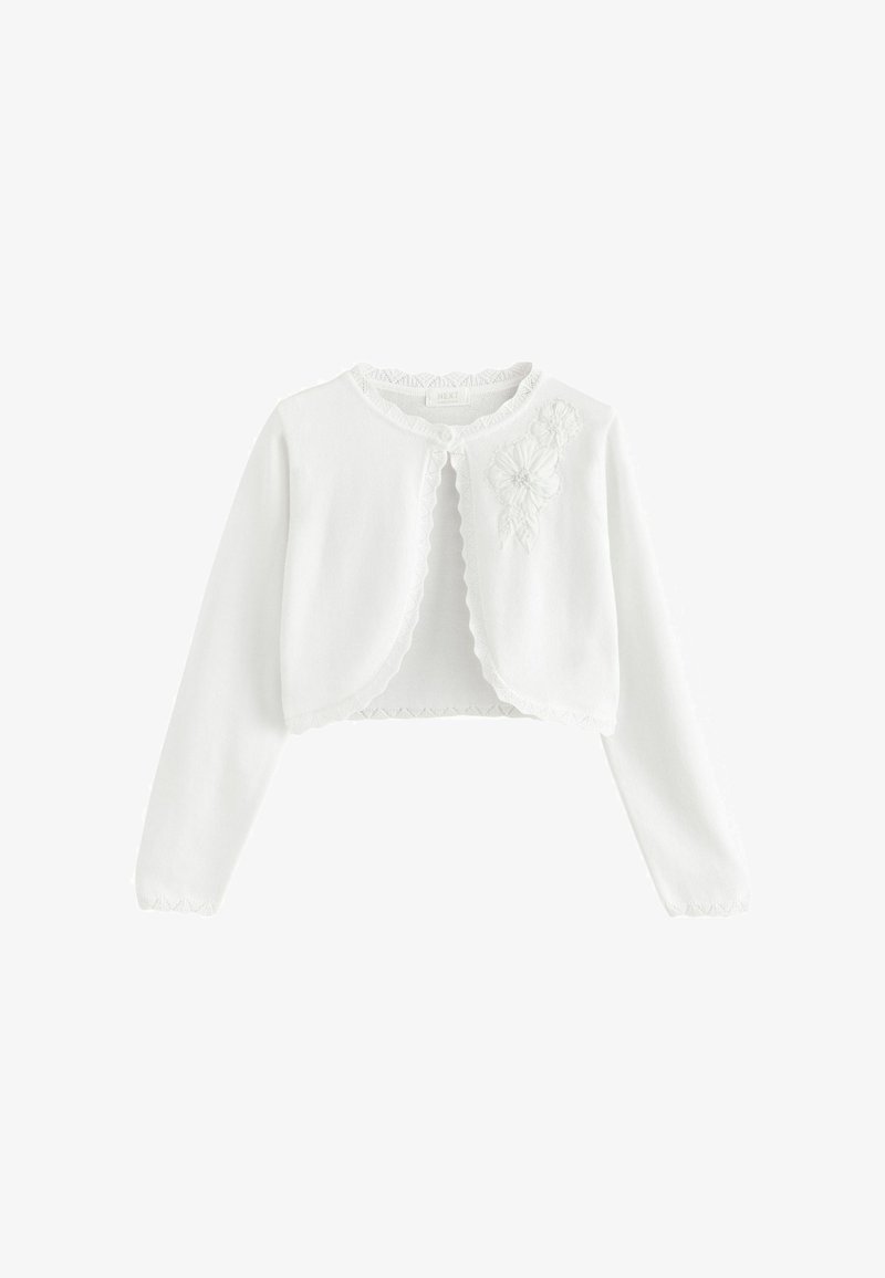 Cardigan court blanc à manches longues avec bords festonnés et broderie florale sur le haut gauche, fermé par un seul bouton au col.
