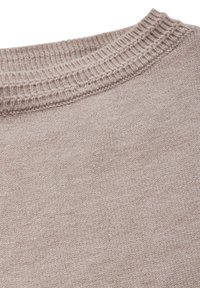 Hellbeige Pullover mit strukturiertem Strick, featuring einem gerippten Halsausschnitt und einem glatten Körper. Weiches, warmes Material mit leichtem Glanz.