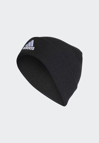 Czarna dzianinowa czapka beanie o prążkowanej fakturze. Zawiera małe białe haftowane logo Adidas z przodu. Luźny fason.