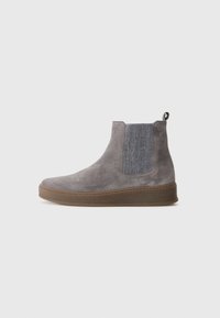 Bottines Chelsea en suède gris avec panneau élastique sur les côtés et tirette. Présentent un dessus texturé, un bout rond et une semelle en caoutchouc.