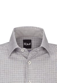 Camicia a quadri bianca con colletto grigio, caratterizzata da piccoli motivi a griglia nera, chiusura con bottoni e un'etichetta interna con il nome del brand.