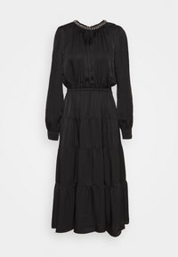 Czarna sukienka midi z długim rękawem, z falbanami na spódnicy, elastyczną talią, marszczonym dekoltem i srebrnym łańcuszkiem wokół kołnierza.