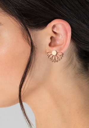Ohrringe in Roségold in Blumenform mit einem zentralen kreisförmigen Akzent und länglichen blütenblattähnlichen Designs, die ein zartes und modernes Aussehen bieten.