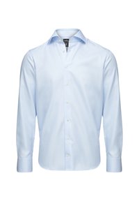 Hellblaues Langarmhemd aus Baumwolle mit glatter Textur. Es hat einen Kentkragen, eine durchgehende Knopfleiste und weiße Knöpfe.