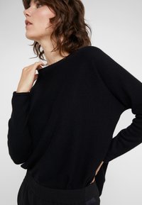 Davida Cashmere CURVED SWEATER - Strickpullover - black