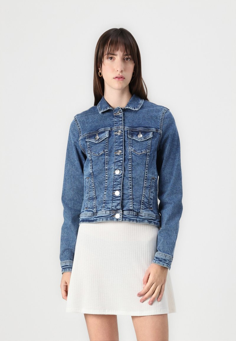 Jeansjakke i middels vaskeblå med frontlommer, sølvknapper og kragehals. Kuttet design med lange ermer.