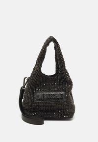 Fekete gyöngyökkel díszített táska, laza kialakítással, kiemelkedő logópaddal és levehető válltartóval. A felülete fényes és tükröződő.