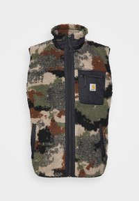 Chaleco de forro polar con un patrón de camuflaje en verde, marrón y negro, que cuenta con un cierre frontal de cremallera, cuello alto y un bolsillo en el pecho con cremallera.