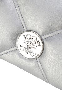 Borsa a clutch in finta pelle argentata con logo metallico rotondo con la scritta "JOOP! JEANS", design trapuntato e cuciture a contrasto.