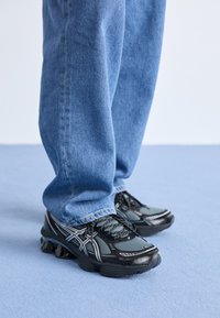 Izbrano, piedmont grey/pure silver