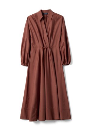 Lange bruine jurk met V-hals, ingezette taille en lange ballonmouwen met elastische manchetten, plat gelegd op een witte achtergrond.