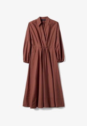 Langes braunes Kleid mit V-Ausschnitt, geraffter Taille und langen Ballonärmeln mit elastischen Bündchen, flach auf weißem Hintergrund ausgelegt.