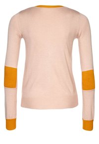 Pullovertröja i mjuk rosa med kontrasterande gula ribbade armbågsfickor och nacktrim. Har en figurnära design och sömlig baksida.