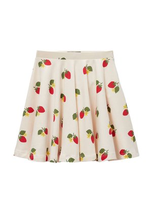 Jupe plissée rose clair avec imprimé de fraises rouges, feuilles vertes et petites fleurs jaunes.