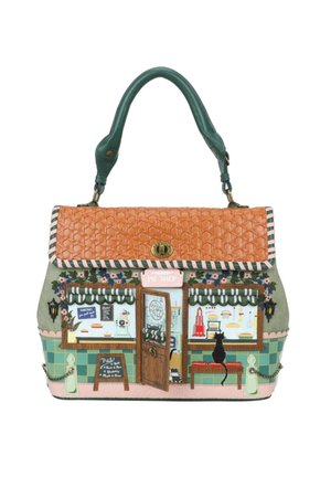 Handtas ontworpen als de gevel van een taartenwinkel met een dakluik met tegels, gestreepte luifels, open deur, krijtbordmenu en een zwarte kat die op een bankje zit.