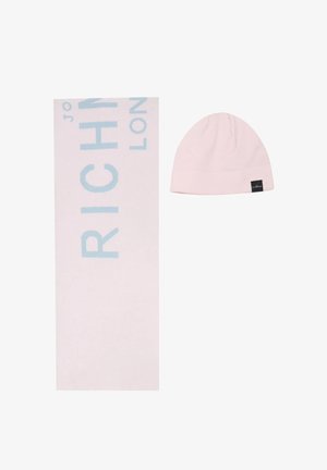 Sciarpa lavorata a maglia di colore rosa chiaro con la scritta "RICHMOND" in azzurro chiaro, abbinata a un berretto rosa chiaro con etichetta nera.