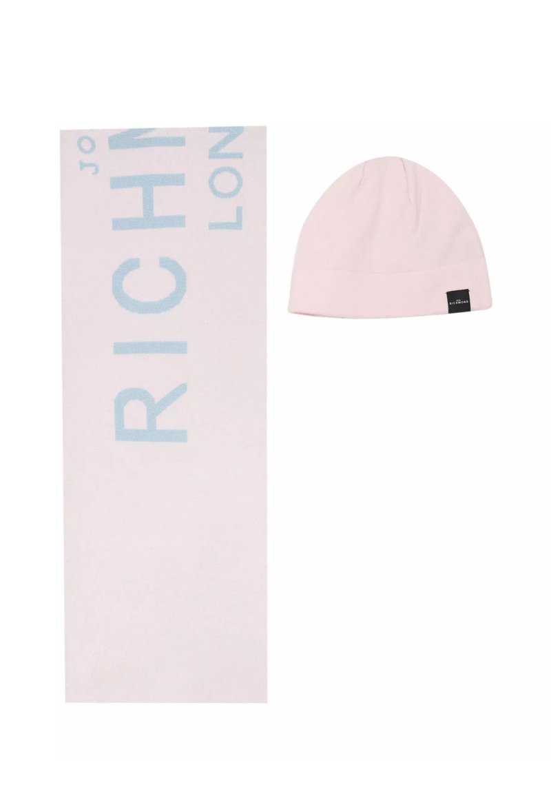 Sciarpa lavorata a maglia di colore rosa chiaro con la scritta "RICHMOND" in azzurro chiaro, abbinata a un berretto rosa chiaro con etichetta nera.