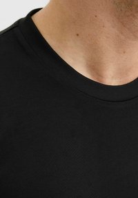Schwarzes kurzärmliges T-Shirt mit Rundhalsausschnitt, aus einem glatten, strukturierten Stoff. Minimalistisches Design, Nahaufnahme des Kragenbereichs.