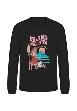 Sort sweatshirt med teksten "Island Daughter", der viser en pige med en pagaj, en gris, tropiske blomster, havbølger og en solnedgang over bjerge.