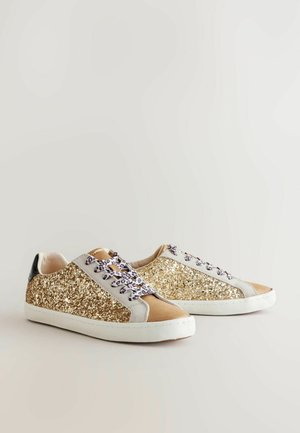 Glitrende sneakers med et design i guld og tan glimmer, suede detaljer og mønstrede snørebånd. Hvid gummisål med sort hældetalje.