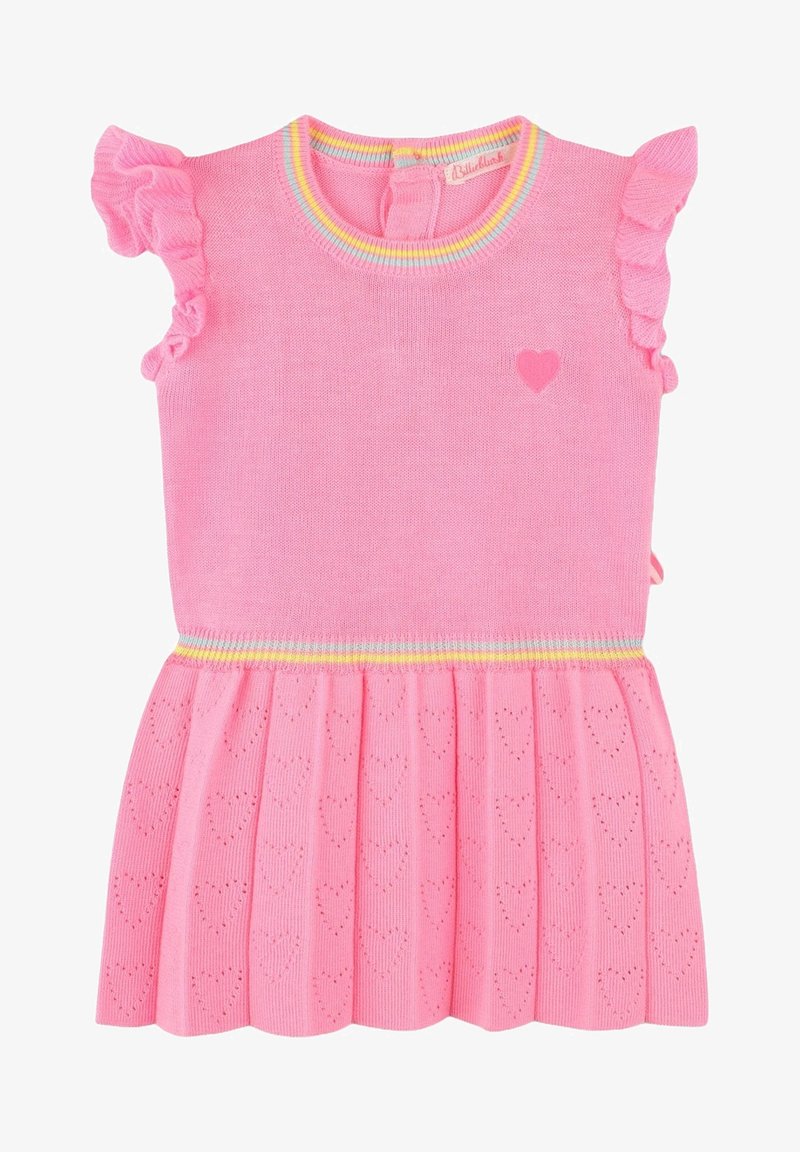 Robe en tricot rose avec des manches courtes à volants, un col rayé arc-en-ciel et une texture côtelée. Présente une jupe plissée avec des motifs en forme de cœur.