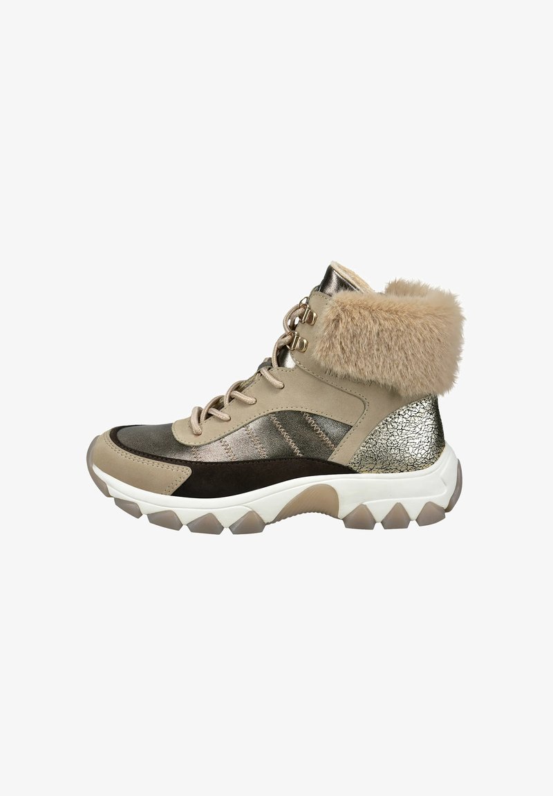 Hoog model sneaker met beige, metallic en donkerbruine panelen, beige veters, pluizige beige kraag en witte dikke zool met robuust profiel.