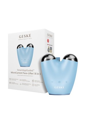 GESKE blauer handgehaltener Mikrostrom-Gesichtslifter mit zwei silbernen Kugeln neben der weißen Verpackung, die Auszeichnungssymbole und Produktmerkmale zeigt.