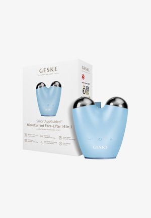 Lifting facial microcourant portable bleu GESKE avec doubles sphères argentées à côté de son emballage blanc affichant les logos des récompenses et les caractéristiques du produit.