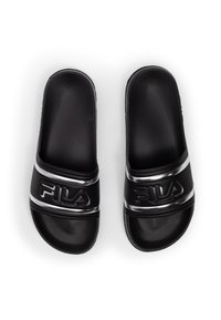 Čierne slip-on sandále vyrobené z umelého materiálu, s širokým popruhom so vzorovaným logom a striebornými akcentmi. Ploché podrážky pre komfort.