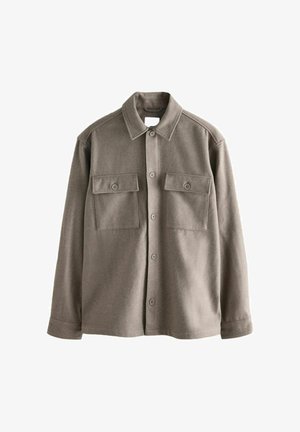 Košeľa s gombíkmi v mäkkej, tlmenej hnedej vlne s dlhými rukávmi, dvoma náprsnými vreckami a klasickým golierom. Hladká textúra s mierne uvoľneným strihom.