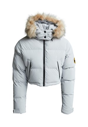 Chaqueta acolchada ligera de color gris claro, recortada, con capucha forrada de piel sintética, cremallera negra y dos bolsillos frontales. Diseño acolchado con textura.