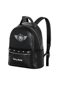 Mochila de imitación cuero negra con herrajes plateados, que presenta un parche de logo de Betty Boop, un diseño de alas, tachuelas en el bolsillo frontal y correas ajustables.