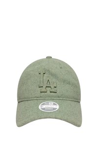Grüner Filz-Baseballhut mit einem geprägten LA-Logo auf der Vorderseite, einem flachen Schirm und einem verstellbaren Riemen auf der Rückseite. Enthält ein rundes Markenetikett.