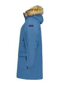 Parka impermeabile blu con cappuccio foderato in pelliccia, chiusure con zip e bottoni a pressione, e tasche laterali. Texture liscia e design di lunghezza media.