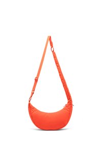 Narancssárga, félhold alakú oldaltáska állítható pánttal és diszkrét logóval az elején, fehér háttér előtt.