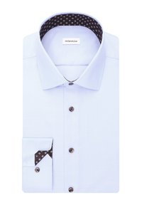 Camicetta azzurro chiaro con una texture uniforme, dettagli a pois neri all'interno del colletto e dei polsini, e bottoni marrone scuro sul davanti.