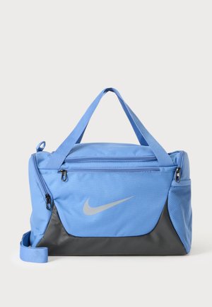 Modro-čierna športová taška Nike so zipsovými priehradkami, dvojitými rúčkami a bočným sieťkovým vreckom na jednoduchom svetlom pozadí.