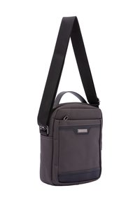Borsa a tracolla grigia in tessuto con manico superiore, tracolla nera regolabile, tasca frontale con zip e dettagli accentuati lisci.