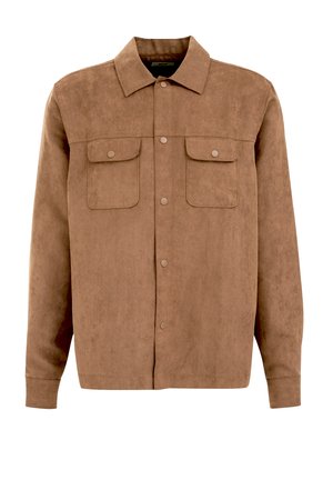 Veste chemise en daim marron avec un col, deux poches avant avec rabats et fermeture à boutons-pression. Texture douce, disponible dans une couleur unie.