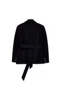 Mustast villa segu kangast mantel, millel on vöödiga talje, sälkjaslõige kaelusel ja nööpidega soonikkätised, sile tekstuur ja klassikaline disain.