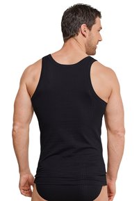 Schwarzes, geripptes Tanktop mit breiten Schulterträgern und tailliertem Design, das eine glatte Textur und subtile vertikale Linien zeigt.
