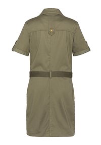 Olivegrünes Kurzarmkleid aus robustem Stoff, mit einem Taillengürtel, Patches und einem klassischen Hemdkragen-Design.