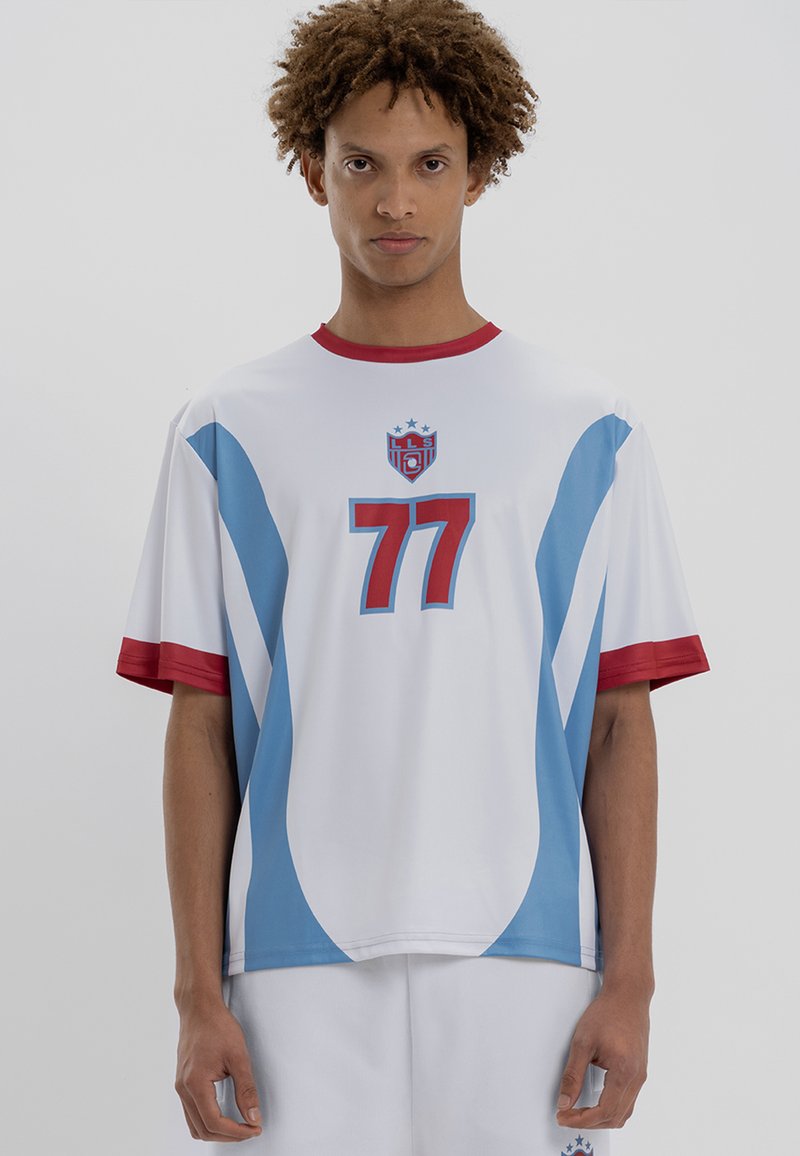 Balts īsām piedurknēm džersijs ar ziliem un sarkaniem akcentiem, ar lielu sarkanu "77" priekšpusē un logotipu virs tā. Mīksta, gluda auduma.